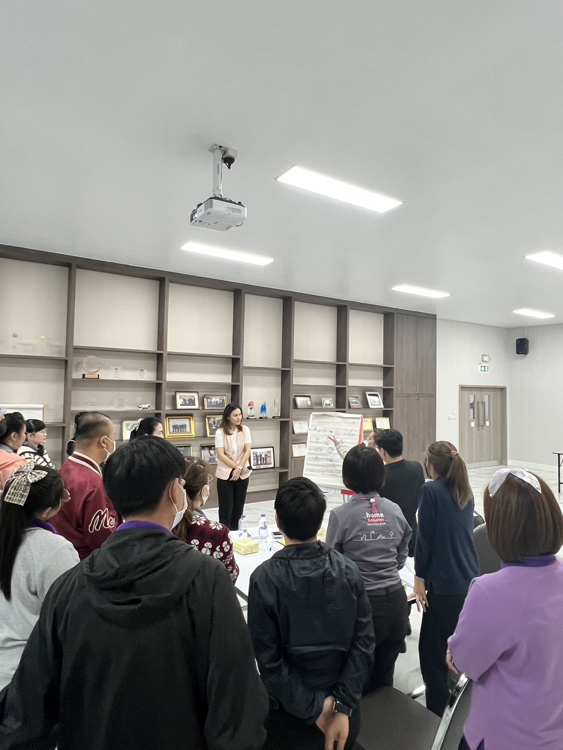 Pennapa Kanjindachote leading a workshop
